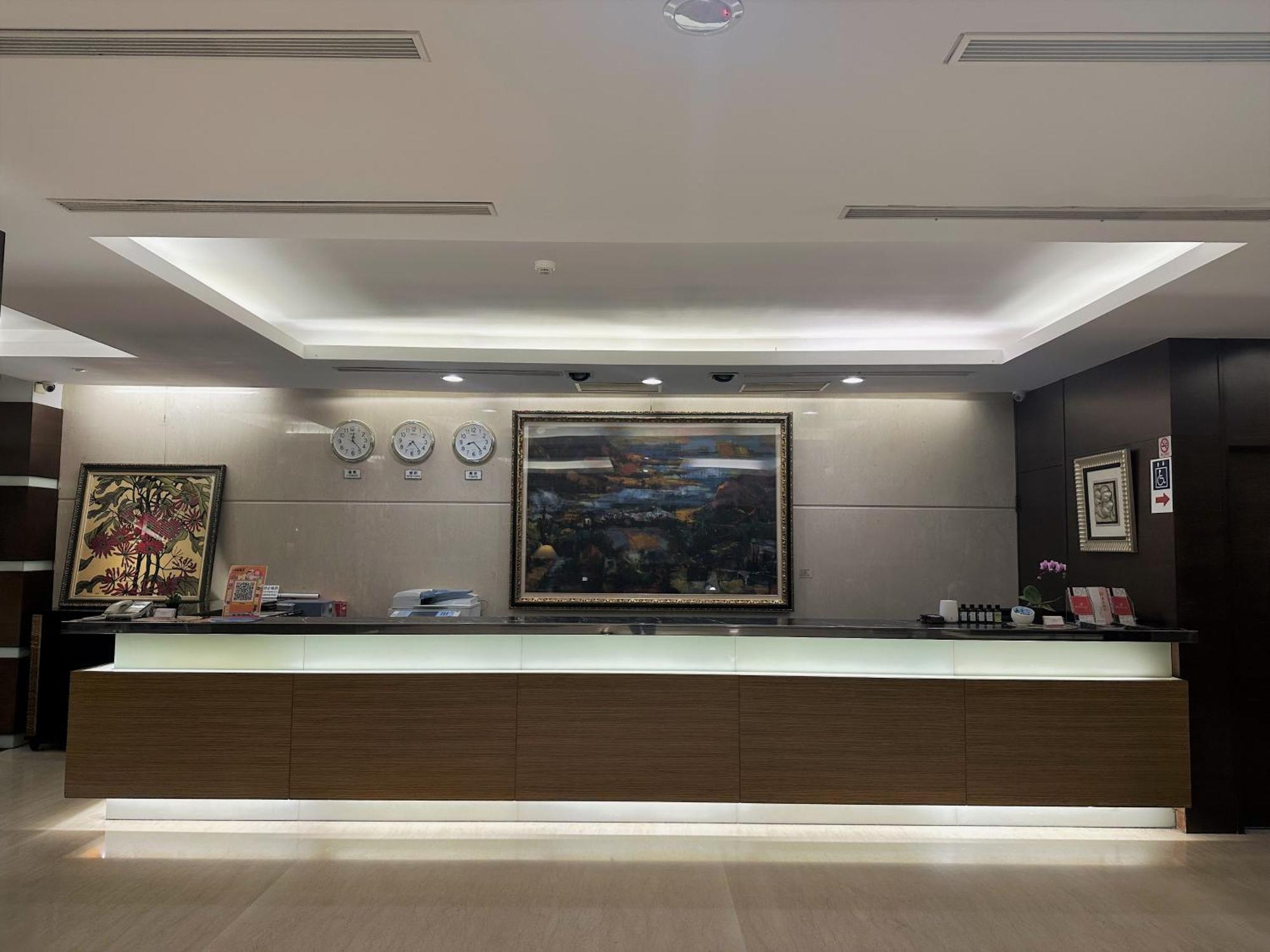 Young Soarlan Hotel - Tainan Dış mekan fotoğraf