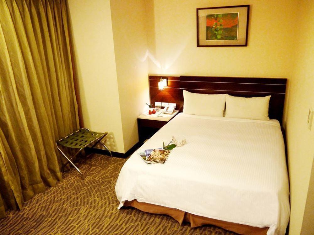 Young Soarlan Hotel - Tainan Dış mekan fotoğraf