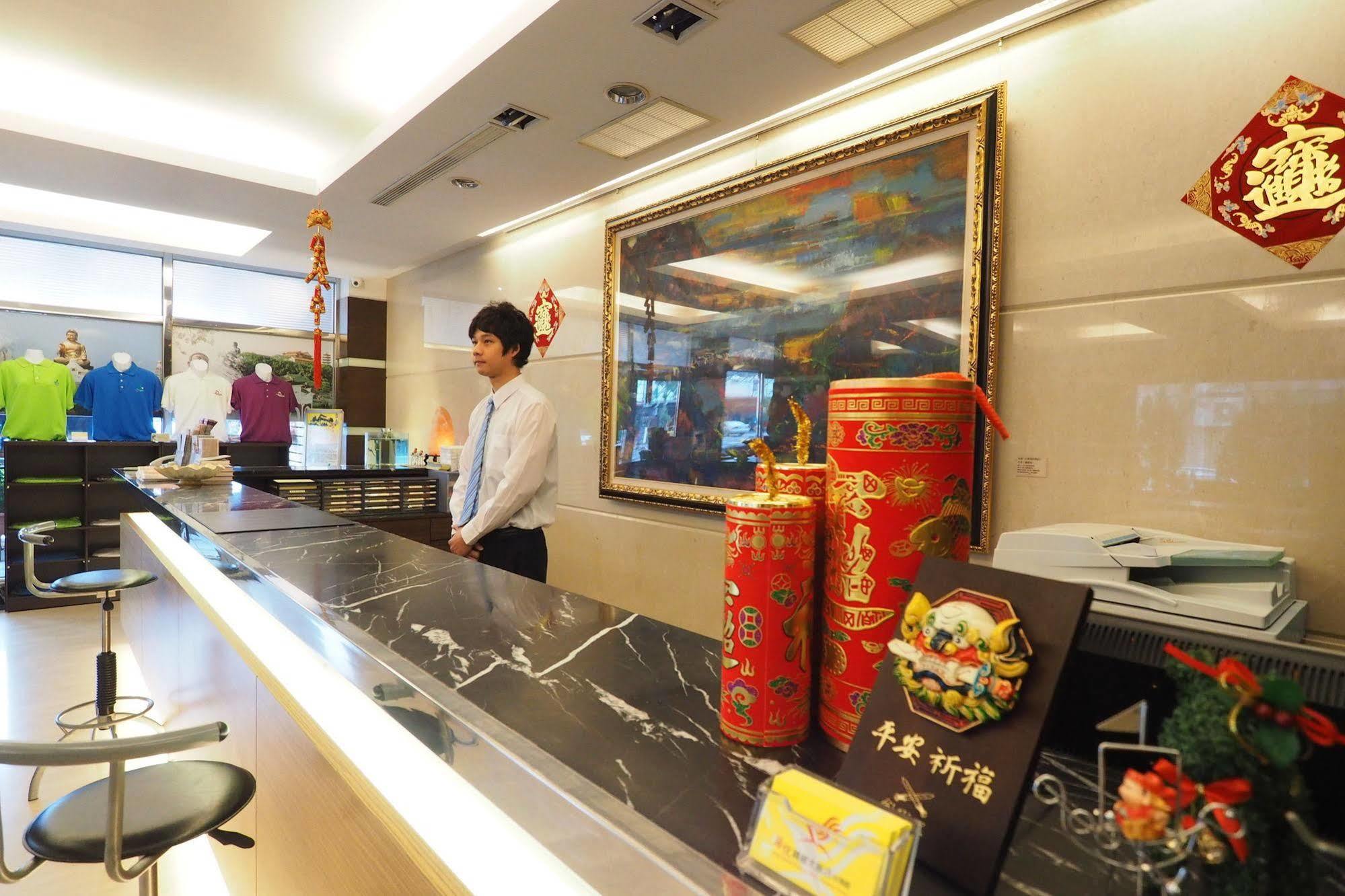 Young Soarlan Hotel - Tainan Dış mekan fotoğraf