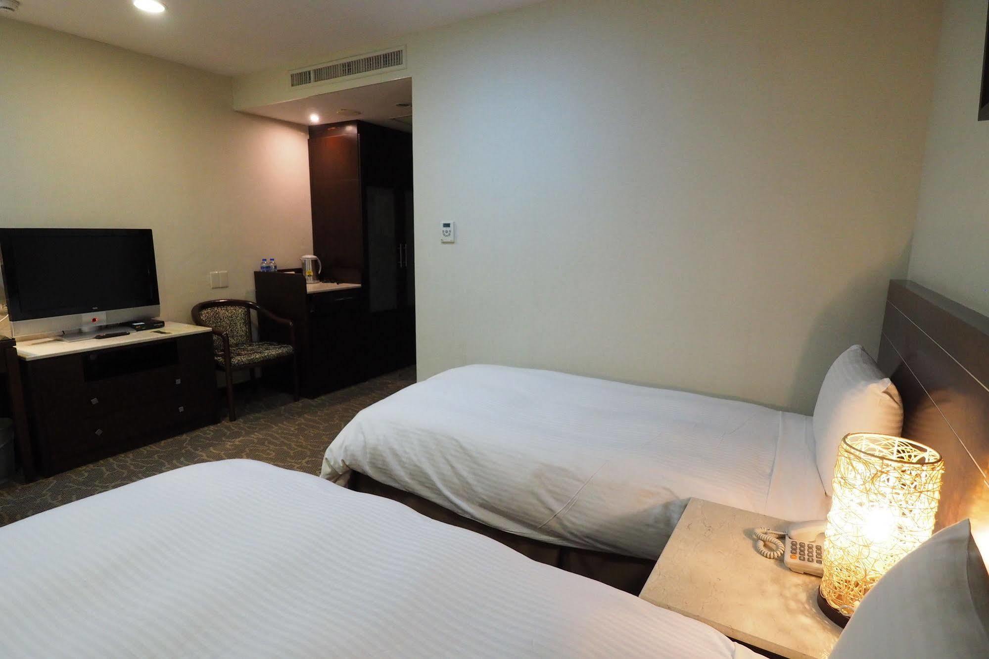 Young Soarlan Hotel - Tainan Dış mekan fotoğraf