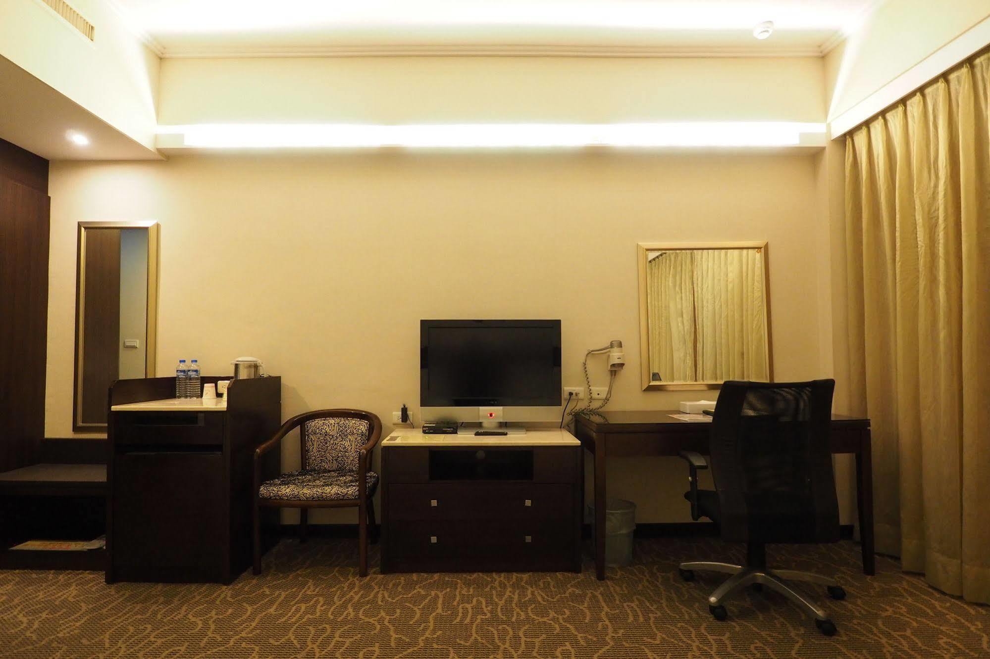 Young Soarlan Hotel - Tainan Dış mekan fotoğraf