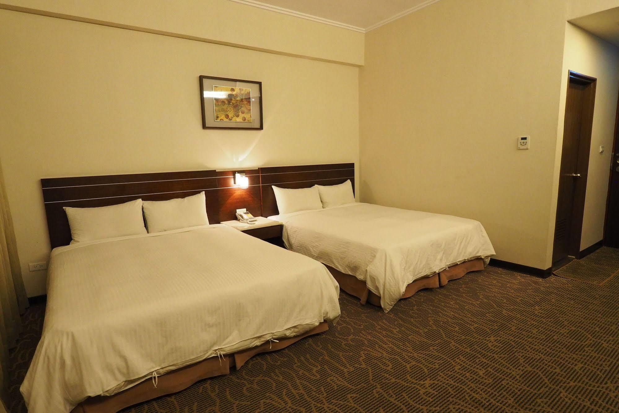 Young Soarlan Hotel - Tainan Dış mekan fotoğraf