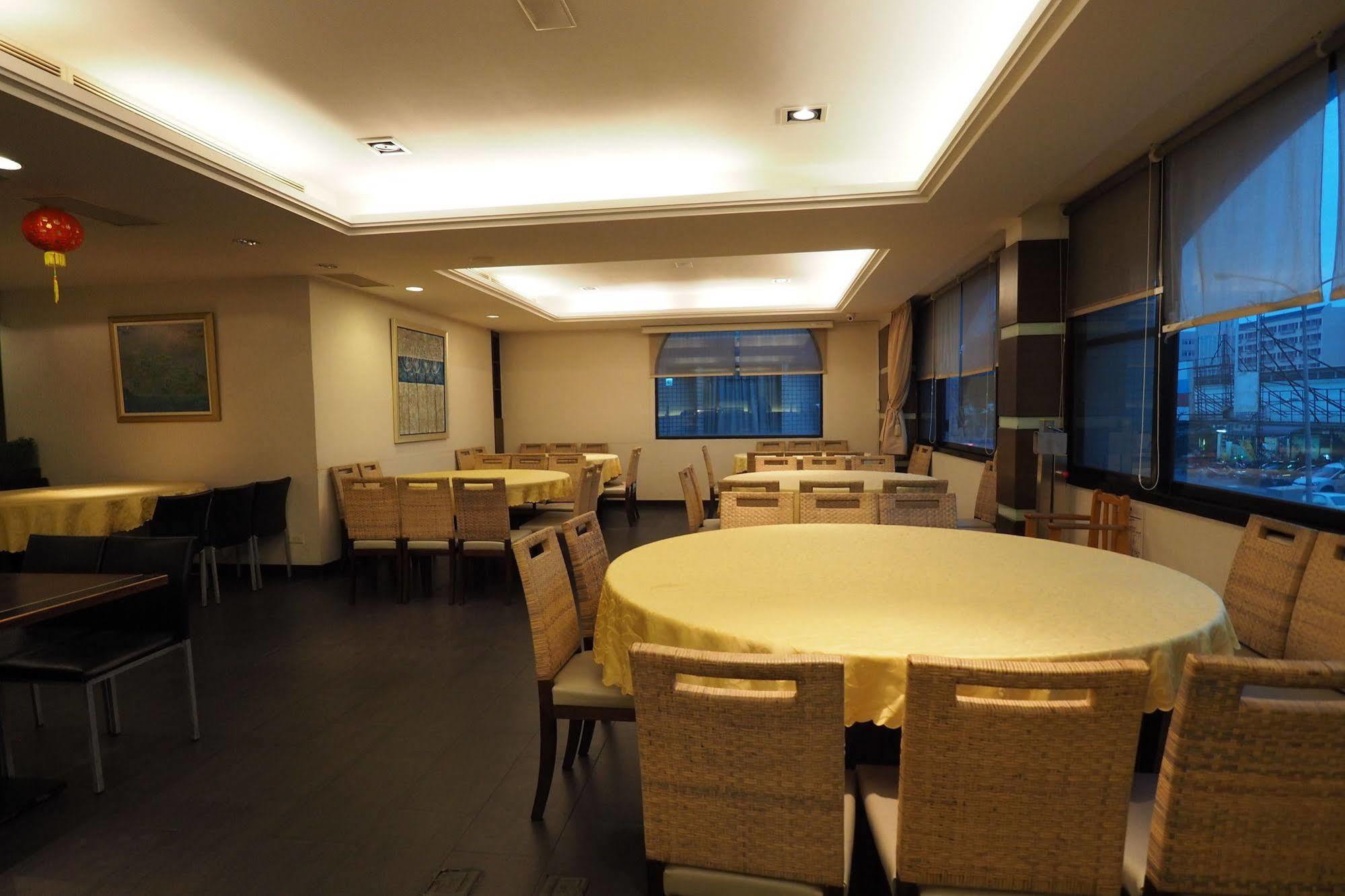 Young Soarlan Hotel - Tainan Dış mekan fotoğraf